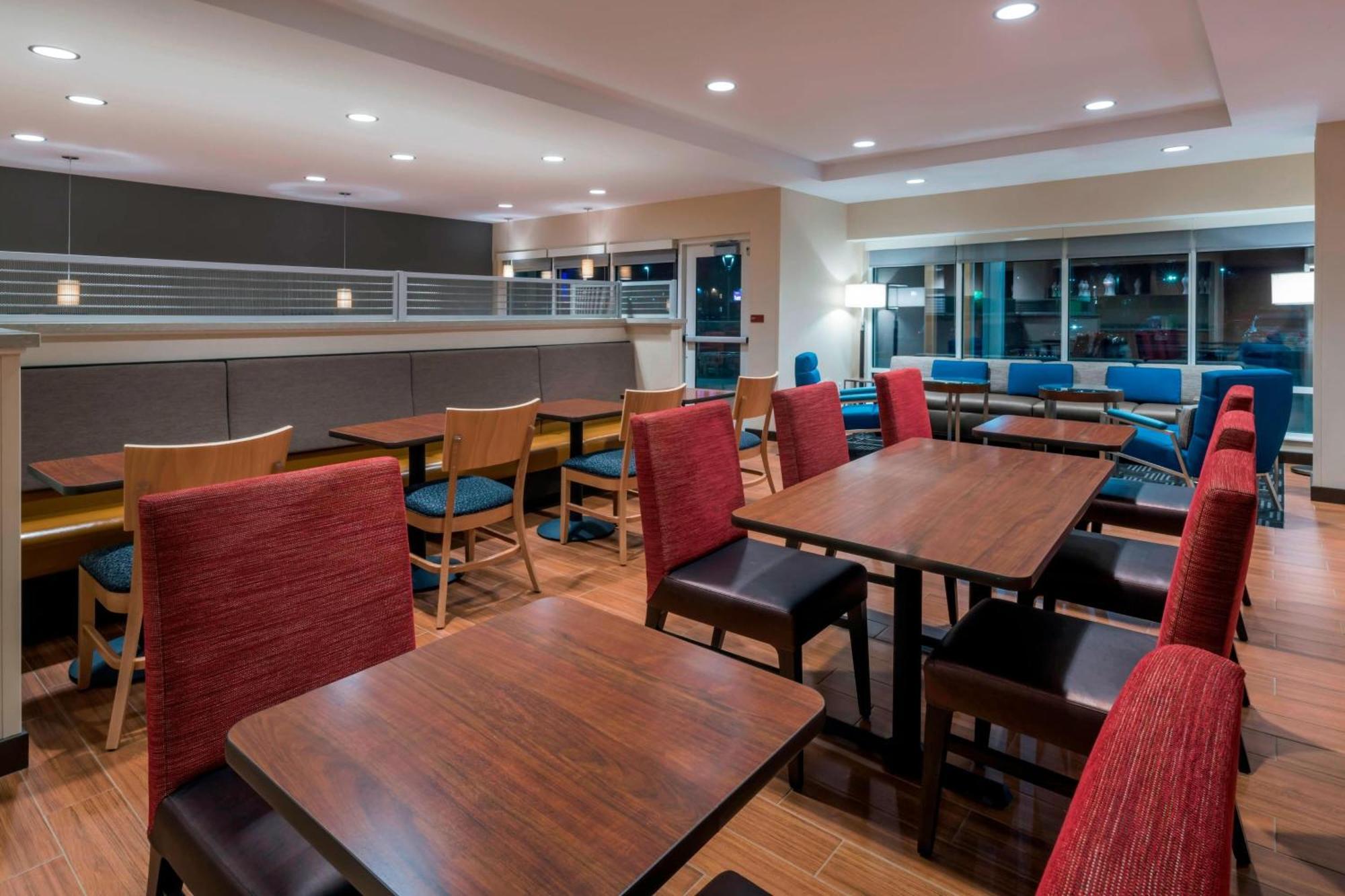 Towneplace Suites By Marriott Hays Exterior foto
